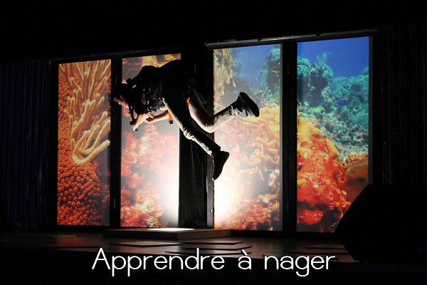 Scène de nage et illusion dans Hors de l'écran